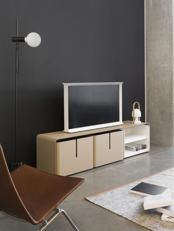 Meuble TV en métal Barber, ce meuble TV possède trois tiroirs.