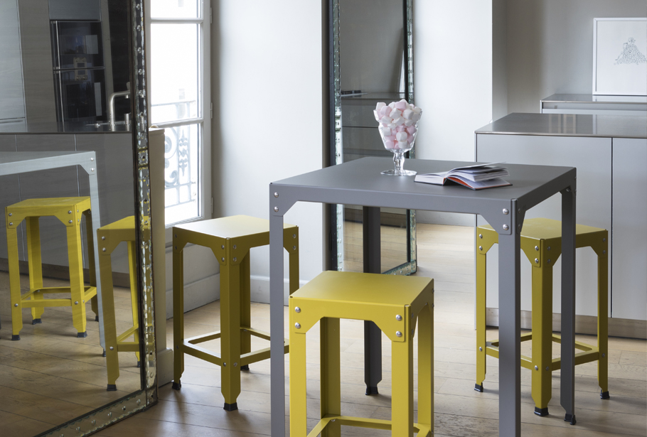 Table et tabourets industriel en métal pour votre salle à manger colorée