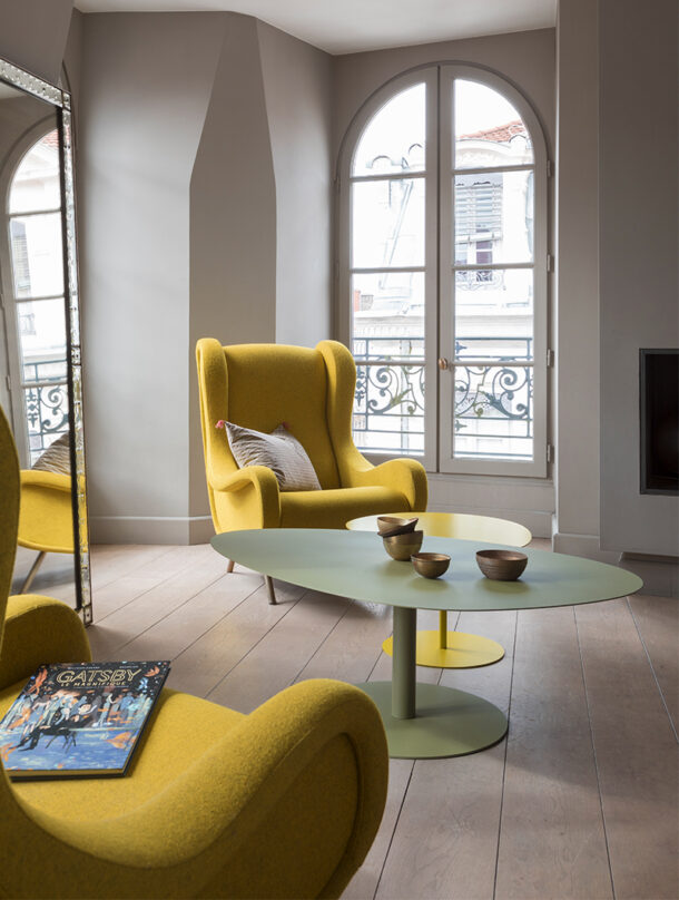 La grande table basse Galet est une pièce généreuse. Elle trouve parfaitement sa place au coeur d'un salon