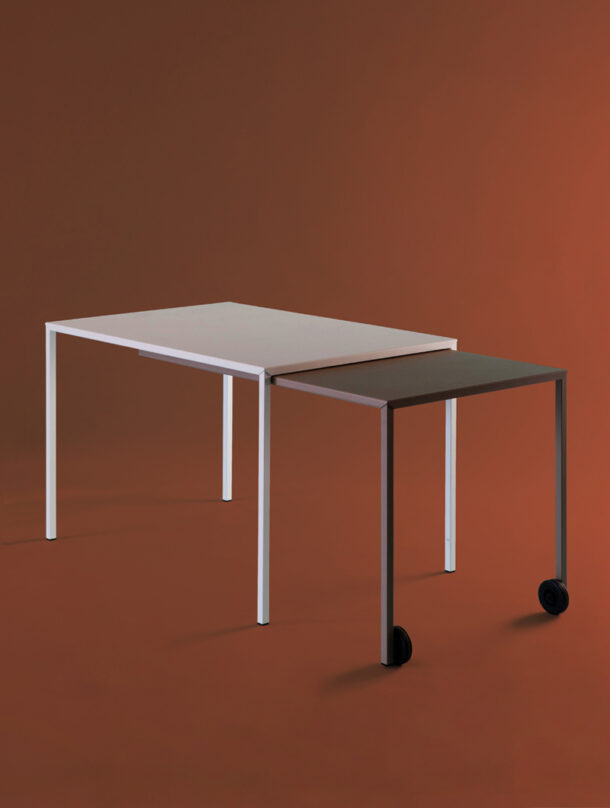 La table coulissante Rafale est un meuble modulable. Sa rallonge permet de modifier les dimensions du meuble.