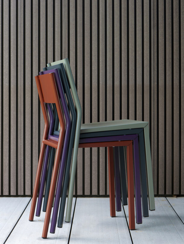 Chaise métal Take, une chaise colorée et design qui s'adapte à vos envies.
