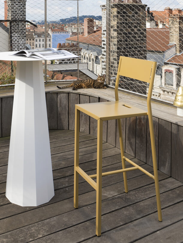 Chaise de bar ou chaise haute, la Take s'adapte en intérieur comme en extérieur