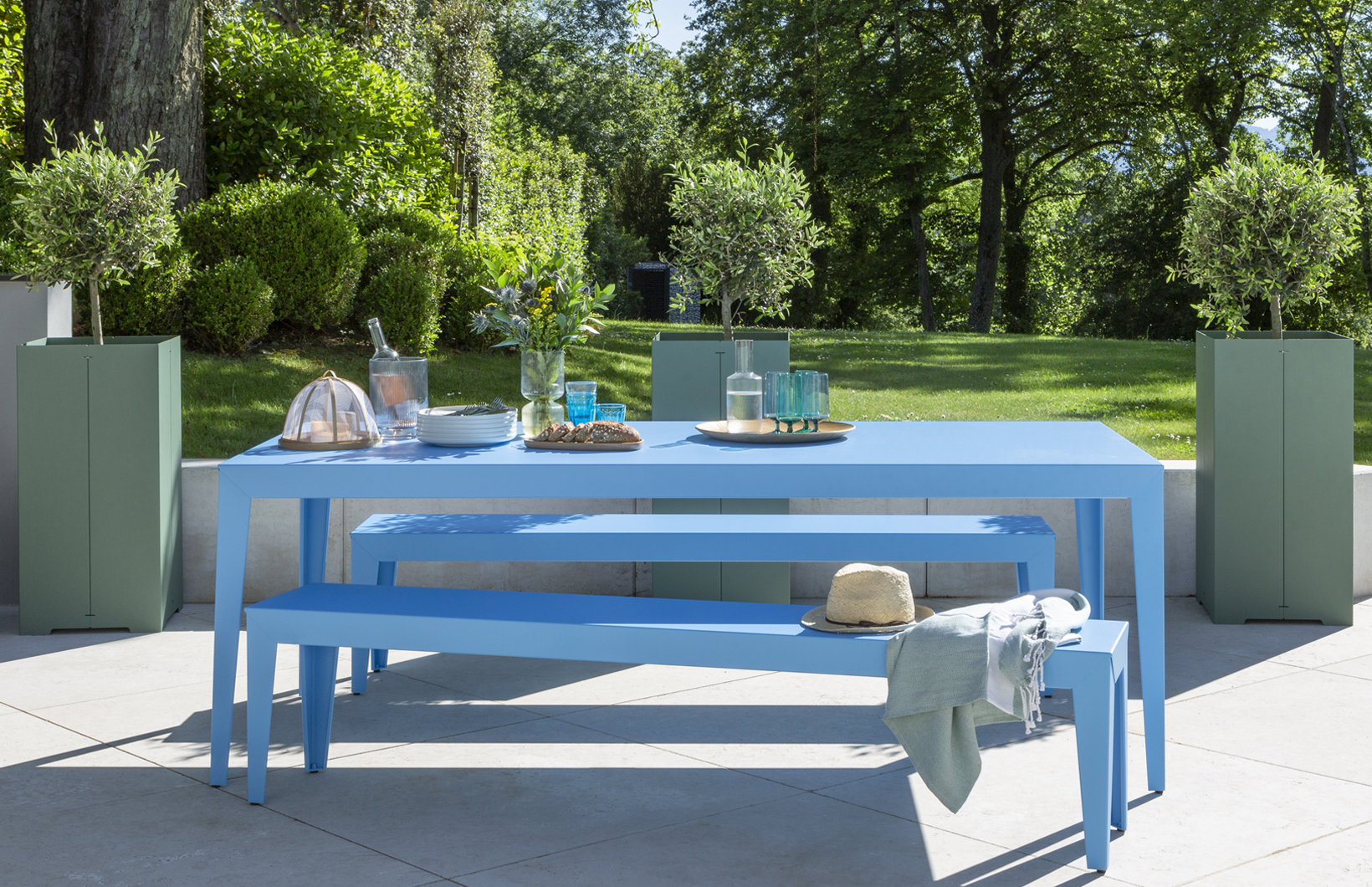 Table de jardin en aluminium, fabriquée en France, disponible dans de nombreuses dimensions et couleurs. 120x80, 180x90, 220x100