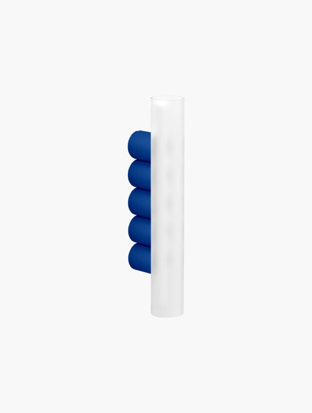 Applique murale design Multitude : un diffuseur en verre sablé soutenu par 3 cylindres en métal coloré pour un luminaire ultra-design.