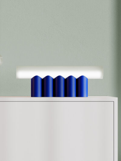 Lampe à poser design Multitude : 5 tubes en acier surmontés d'un tube en verre sablé.